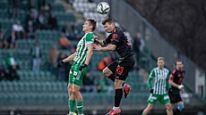 Vladislav Levin (vlevo) z Bohemians a Michal Surzyn z Jablonce v hlavikovém...