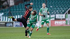 Jakub Fulnek (vpravo) z Bohemians se dere za balonem pes jabloneckého Václava...