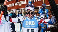 Michal Krmá se usmívá v cíli stíhacího závodu v Östersundu.