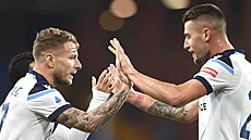 Ciro Immobile (vlevo) a Sergej Milinkovi-Savi slaví gól Lazia proti Sampdorii.