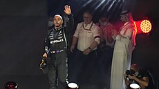 Lewis Hamilton z Mercedesu mává z pódia po vítzství na Velké cen Saúdské...