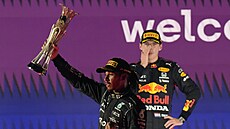 Lewis Hamilton z Mercedesu pózuje s trofejí pro vítěze Velké ceny Saúdské...