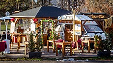 Kavárna Coffee on the GO stojí na Sokolském ostrově u dřevěné lávky, která...