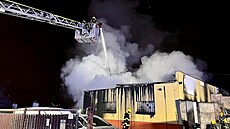 Rozsáhlý požár autoservisu v Praze 15 (6. prosince 2021)