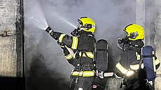 Rozsáhlý požár autoservisu v Praze 15 (6. prosince 2021)
