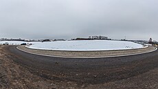 Kruhový objezd Ho�enice u sjezdu z dálnice D11 u Jarom��e (9. 12. 2021)