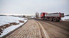 Kruhový objezd Ho�enice u sjezdu z dálnice D11 u Jarom��e (9. 12. 2021)