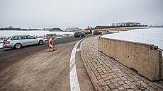 Kruhový objezd Ho�enice u sjezdu z dálnice D11 u Jarom��e (9. 12. 2021)