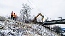 Zchátralý most u Chotíkova pracovníci o víkendu zbourali.