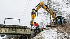 Zchátralý most u Chotíkova pracovníci o víkendu zbourali.