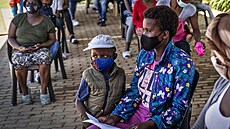 Lidé �ekají na o�kování proti covidu v m�ste�ku Lawley, ji�n� od Johannesburgu....