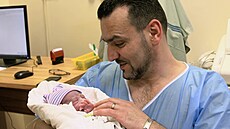 Tatnek Ivan s novorozenm synem Honzkem.