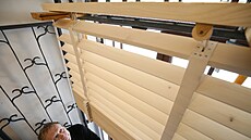 Mechanismus ovládání �aluzií pro zámek Kyn�vart je d�ev�ný.