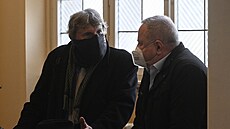 Petr Jánský (vpravo) a Jan Zavel ekají na zaátek odvolacího soudu, který...