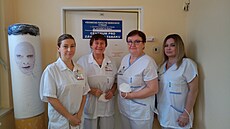 Eva Králíková (druhá zleva) a její kolegyn� v pra�ském odvykacím centru.