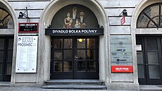 Kino Scala a Divadlo Bolka Polívky sídlí v jedné budově, jen vstupy mají z...