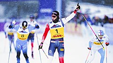 Johannes Klaebo slaví vít�zství ve sprintu Sv�tového poháru volnou technikou v...
