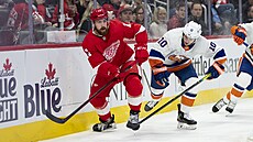 Filip Hronek z Detroitu v utkn proti New York Islanders.
