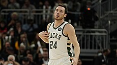 Pat Connaughton z Milwaukee po úspném trojkovém pokusu.