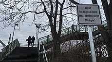 Cedule u lávky vedoucí nad nádra�ím ze Smíchova do Radlic.