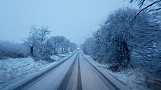 Sníh komplikuje dopravu na mnoha místech Česka. (9. prosince 2021)