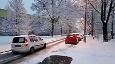 Sníh komplikuje dopravu na mnoha místech Česka. (9. prosince 2021)