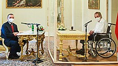 Prezident Milo Zeman má vtí stl ne kandidáti na ministry. A sedí o trochu...