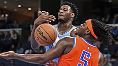 Jaren Jackson Jr. (vlevo) z Memphisu se sna�í prosadit p�es Luguentze Dorta z ...