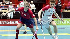 Souboj norského florbalisty Markuse Lindgjerdete (vlevo)  se �výcarem Janem...