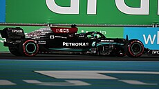 Lewis Hamilton z Mercedesu v kvalifikaci Velké ceny Saúdské Arábie F1.