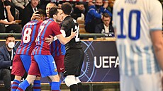 Futsalisté Barcelony se radují z gólu v zápase s Plzní.