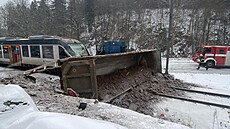 Náraz osobního vlaku s nákladním autem povalil vanu na bok.