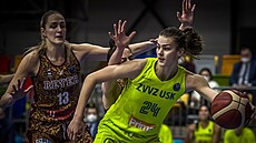 Veronika Voráková (24) z USK Praha útoí v zápase s Benátkami.