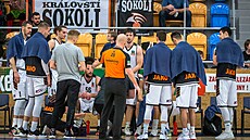 Královéhrade�tí basketbalisté v debat s rozhod�ím.
