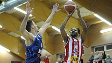 Phil Henry (vpravo) z Pardubic st�ílí v zápase s Kolínem, brání ho Pavol...