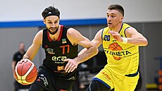 Vojtch Hruban (vlevo) z Nymburka najídí kolem Spencera Svejcara z Ústí.