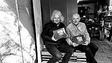 Ivan Fíla pózuje se svou knihou Jeseníky spole�n� s nakladatelem Pavlem...