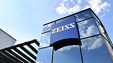 Logo Zeiss na budově sídla společnosti v Oberkochenu