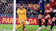 Rui Patrício, brankář fotbalistů AS Řím, inkasuje gól v utkání s Interem Milán.