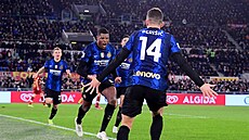 Denzel Dumfries z Interu Milán oslavuje tetí trefu svého týmu v utkání na...