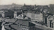 Pražské železniční nádraží Vyšehrad (uprostřed) na pohlednici ze začátku 30....