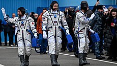 Kosmonaut Roskosmosu Alexandr Mišurkin, japonský podnikatel Jusaku Maezawa a...