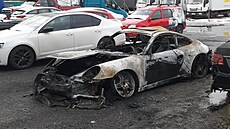 Poár osobního auta v Dolních Beanech nedaleko Prahy. (5. prosince 2022)