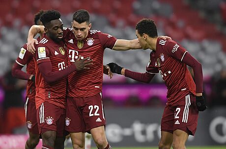 Fotbalisté Bayernu Mnichov oslavují gól, který vstelil Jamal Musiala...
