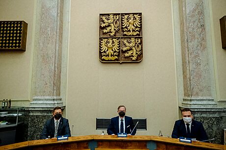 První zasedání nové vlády v praské Strakov akademii. Na snímku uprosted...