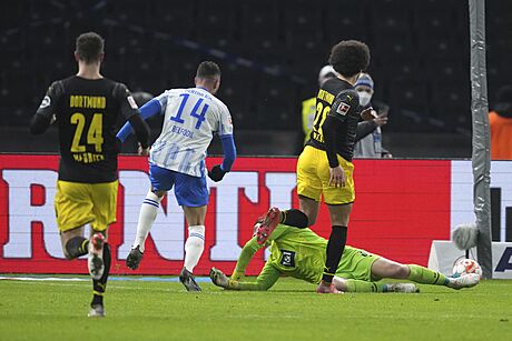 Ishak Belfodil zapisuje tetí gól pro Hertu v zápase proti Borussii Dortmuns