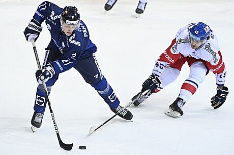 Luká Sedlák napadá rozehrávku jednoho z finských obránc.