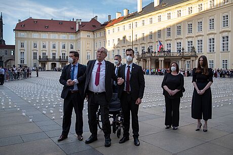 Prezident Milo Zeman na nádvoí Praského hradu uctil památku obtí...
