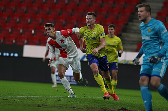 Filip Horský (vlevo) ze Slavie se tlaí do ance v utkání proti Zlínu.