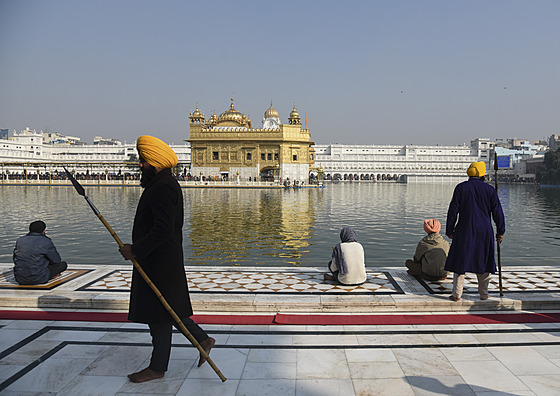 Sikhové hlídají Zlatý chrám v indickém Amritsaru. (19. prosince 2021)